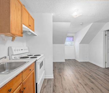 For Lease - 1 Grovepark Street, Richmond Hill, Ontario - Photo 2