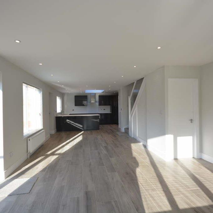 Dorking Road, Epsom, Surrey, KT18 7NL - Photo 1