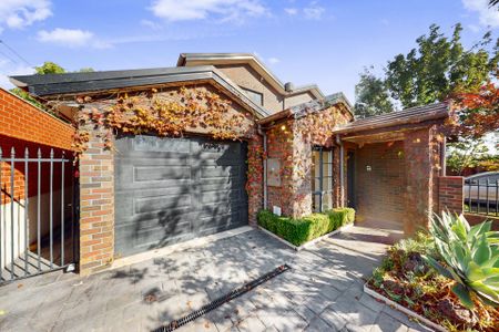 Stylish and Spacious Home with Solar and Brand New Flooring in Heart of Aberfeldie - Photo 2