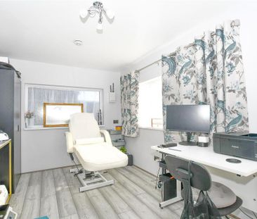 3 bedroom end of terrace house to rent - Photo 1