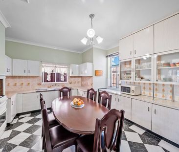 Charming Family Home in a Prime, Peaceful Location - Photo 2