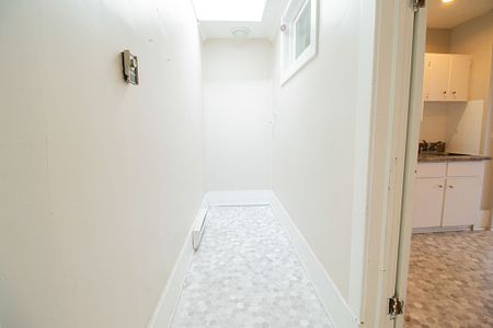 **WELLAND** SPACIOUS 2 BEDROOM APARTMENT FOR RENT!! - Photo 2