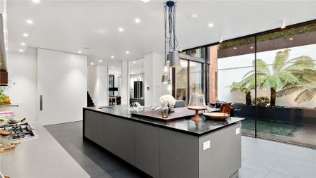 5 bedroom detached house to rent - Photo 2