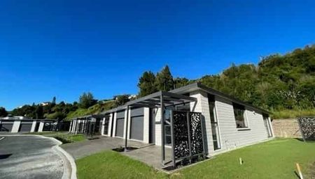 NEAR NEW LARGE AND LIGHT - Photo 2