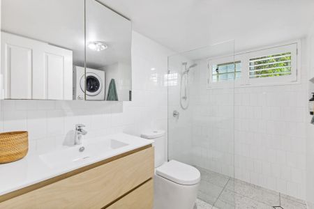 Beautifully updated apartment with 2 spacious bedrooms - Photo 2