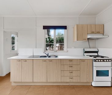 Charming 3 bedroom post war home with suburban living at your finge... - Photo 4