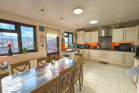 4 bedroom semi-detached house to rent - Photo 3