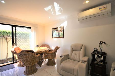 Air-Conditioned Townhouse in Prime Location - Photo 3