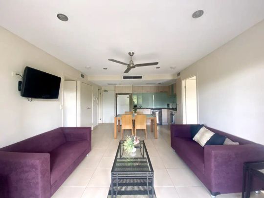 “FULLY FURNISHED 2 BED, 2 BATH UNIT SHORT WALK TO UQ” - Photo 1