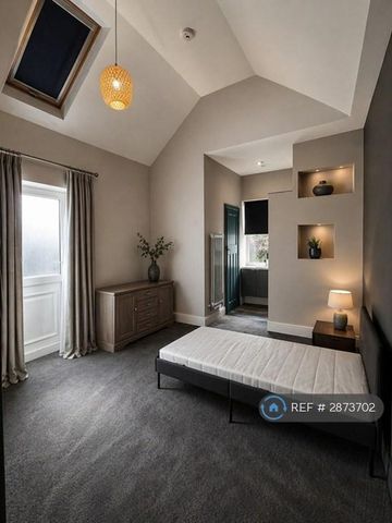 1 bedroom in a house share to rent - Photo 4