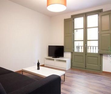 Apartment with Balcony in the Gothic Quarter - Photo 2