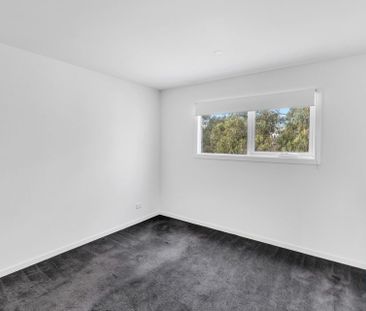 TRIPLE STORY THREE BEDROOM TOWNHOUSE - Photo 4