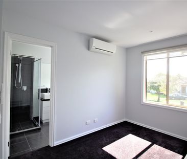 BEAUTIFUL 2 BEDROOM TOWNHOUSE IN IDEAL LOCATION - Photo 5