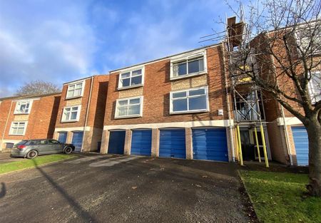 Glynn Crescent, Halesowen, West Midlands - Photo 2