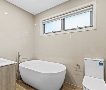 Stylish & spacious three bedroom home - Photo 4