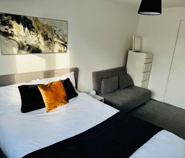 2 Bed Maisonette, Longheath Gardens, CR0 - Photo 2