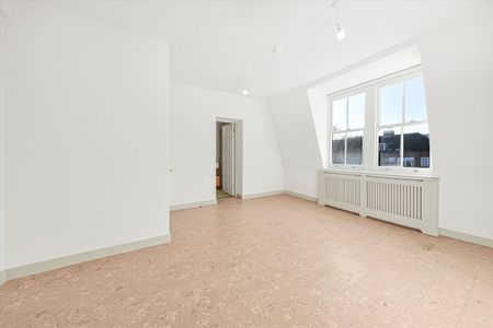 A spacious lateral apartment in the heart of St Johns Wood. - Photo 2