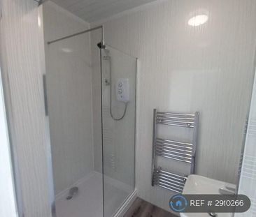 3 bedroom flat to rent - Photo 5