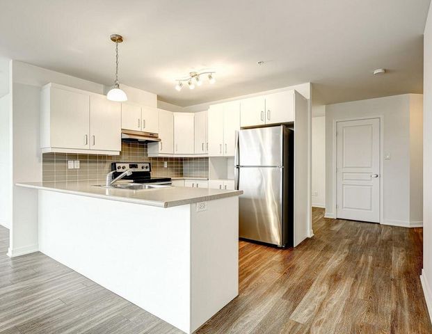 1 Bedroom Penthouse - 290 Place Claude-Dagenais, Sainte-Thérèse - Photo 1