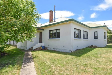 Freshly renovated and ready to move in. - Photo 2