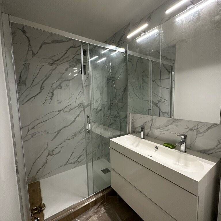 Une chambre avec salle de bain privative - Photo 1