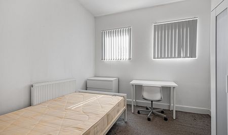 Luxury 5-Bedroom, 5-Bathroom Home â€“ Steps from Hallam University City Campus - Photo 3