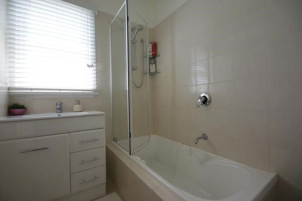 Family Living in Burwood - Photo 1