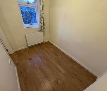 Bedroom House With Garden And Own Driveway - Edgware, HA8 - Photo 6