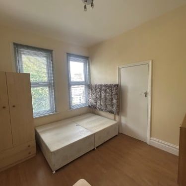 Studio Flat, London, N13 - Photo 1