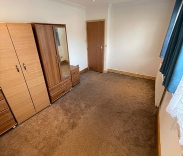 2 Bed Flat, Albert Square, E15 - Photo 5