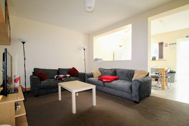 6 bedroom semi-detached house to rent - Photo 1