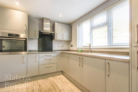 3 bedroom semi-detached house to rent - Photo 2