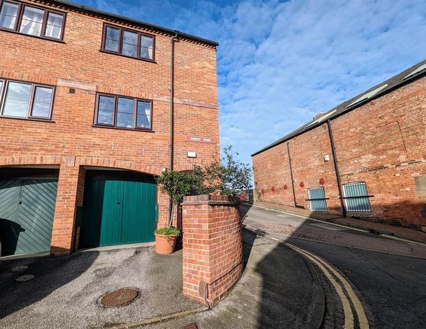 2 bedroom end of terrace house to rent - Photo 1