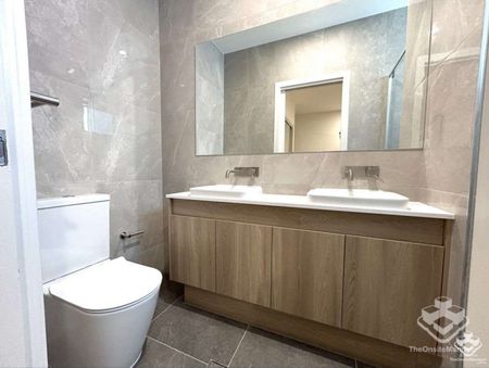 LUXURIOUS THREE-LEVEL TOWNHOUSE IN A PRIME TOOWONG LOCATION – AVAILABLE NOW! - Photo 4