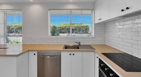 AVONHEAD - TWO DOUBLE BEDROOMS, SINGLE GARAGE - Photo 4