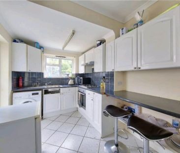 Room in a Shared House, Thurso Street, SW17 - Photo 2