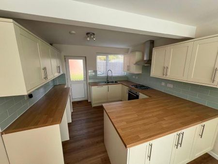 3 bedroom semi-detached house to rent - Photo 3