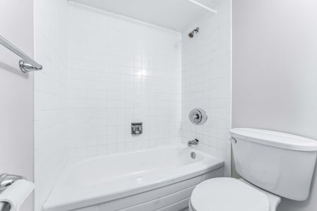 Spacious Two-Bedroom Condo for Rent Near Rideau River - Photo 2