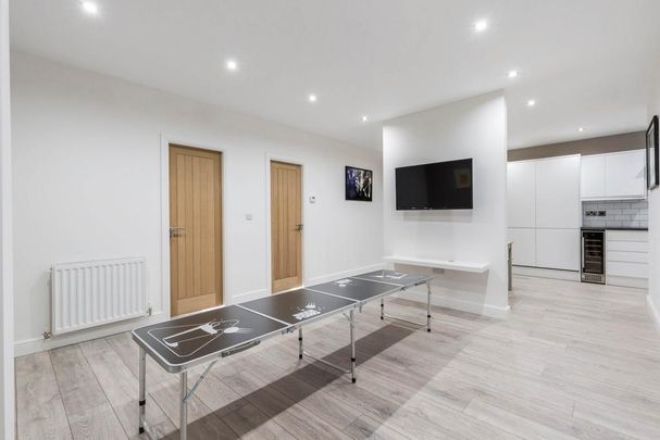 4 bedroom flat to rent - Photo 1