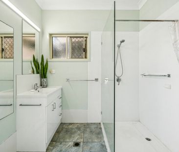 SPACIOUIS THREE BEDROOM HOME IN GREAT LOCATION - WALK TO EVERYTHING! - Photo 1