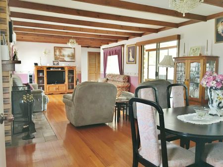 4 bedroom home with Rural outlook in town - Photo 3