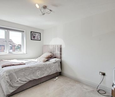4 bedroom semi-detached house to rent - Photo 2