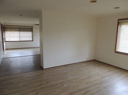 Spacious & Bright 3-Bedroom Home with Ample Parking in Epping - Photo 2