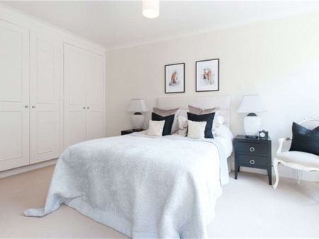 A beautifully presented and recently renovated apartment set in a picturesque Belgravia Mews. - Photo 5