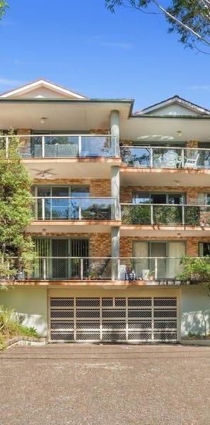 Centrally Located, Tastefully Updated, Sun-Kissed And Private Two Bedroom Oasis In A Prime Location - Photo 1