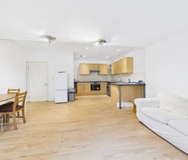 3 bedroom flat to rent - Photo 3