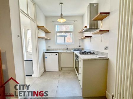 4 bedroom end of terrace house to rent - Photo 2