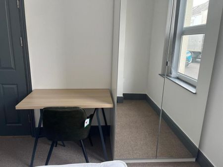 3 bedroom flat to rent - Photo 5