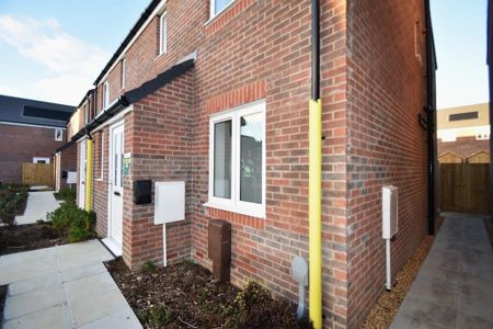 2 bedroom semi-detached house to rent - Photo 5