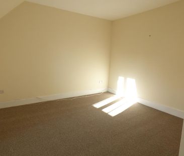 2 bedroom coach house to rent - Photo 2